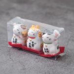 Set de 3 chats porte-bonheur japonais maneki neko en céramique émaillée sur socle rouge