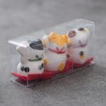 Set de 3 chats porte-bonheur japonais maneki neko en céramique émaillée sur socle rouge