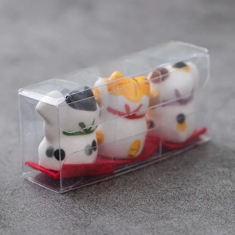 Set de 3 chats porte-bonheur japonais maneki neko en céramique émaillée sur socle rouge