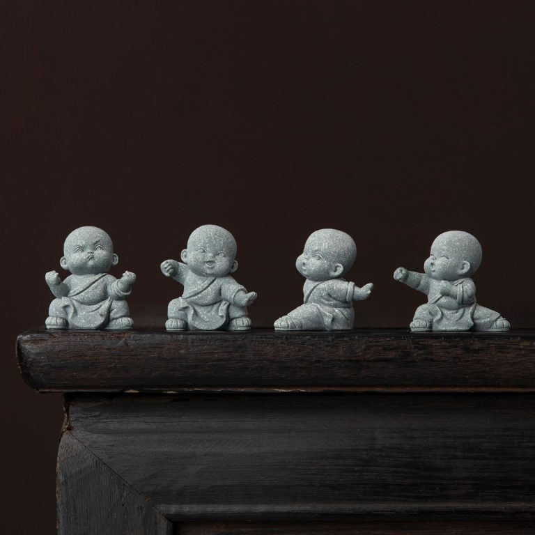 Set de 4 figurines de moines bouddhistes pour décoration zen