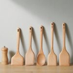 Spatule-en-bois-naturel-a-manche-long-ergonomique-et-trou-de-suspension-ovale-picture-1-1