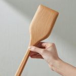 Spatule-en-bois-naturel-a-manche-long-ergonomique-et-trou-de-suspension-ovale-picture-4