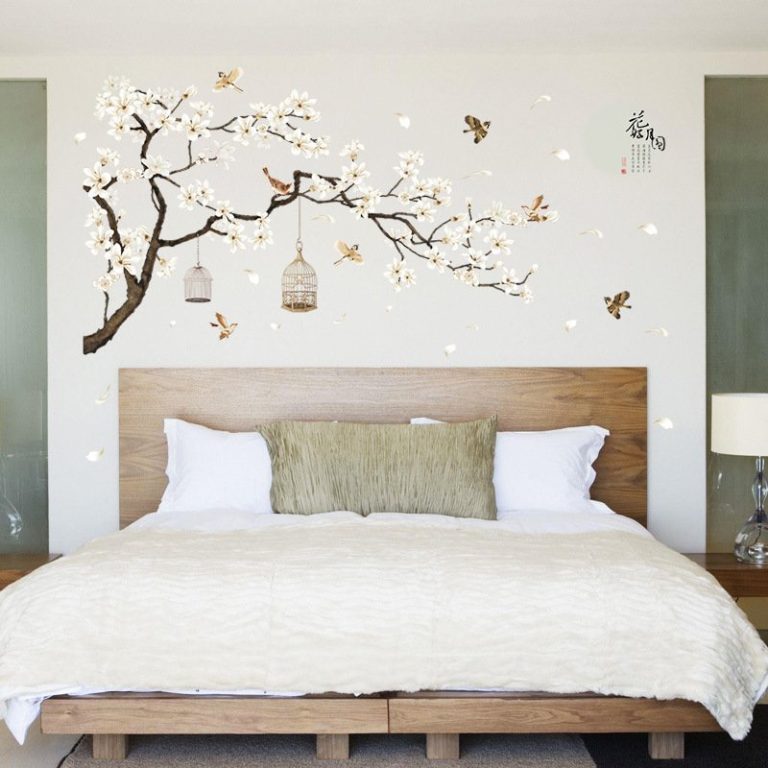 Sticker mural cerisier japonais avec oiseaux en vol et cages décoratives suspendues