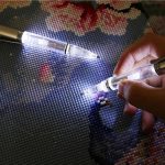 Stylo-broderie-a-diamant-avec-eclairage-LED-integre-et-manche-en-metal-brosse-picture-2