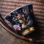 Tasse à thé en porcelaine japonaise ornée de fleurs de cerisier et d&rsquo;oiseaux dorés sur fond bleu marine – 456
