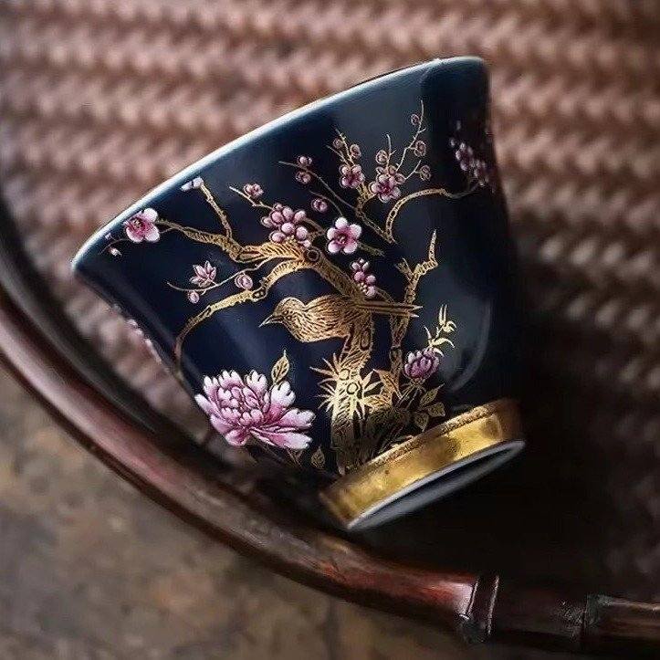 Tasse à thé en porcelaine japonaise ornée de fleurs de cerisier et d&rsquo;oiseaux dorés sur fond bleu marine – 456