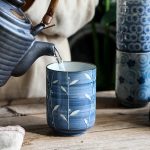 Tasse-japonaise-en-ceramique-a-motifs-floraux-en-relief-et-lisere-dore-picture-3
