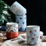 Tasse-japonaise-en-ceramique-a-motifs-floraux-en-relief-et-lisere-dore-picture-4