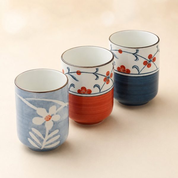 Tasse japonaise en céramique à motifs floraux en relief et liseré doré