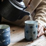 Tasse-japonaise-en-ceramique-a-motifs-floraux-en-relief-et-lisere-dore-picture-6