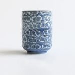 Tasse-japonaise-en-ceramique-a-motifs-floraux-en-relief-et-lisere-dore-picture-8