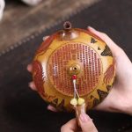 Théière Yixing artisanale en terre cuite avec décor de dragon rouge et pagode
