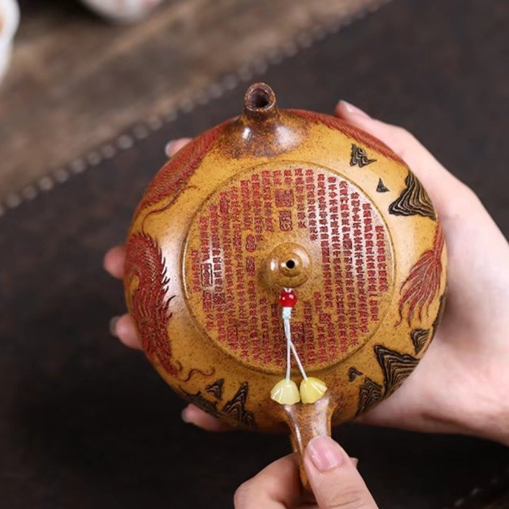 Théière Yixing artisanale en terre cuite avec décor de dragon rouge et pagode