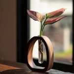 Vase soliflore design en bois de noyer avec tube en verre, style minimaliste art déco