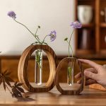 Vase-soliflore-design-en-bois-massif-avec-tube-en-verre-a-poser-ou-fixer-au-mur-picture-1
