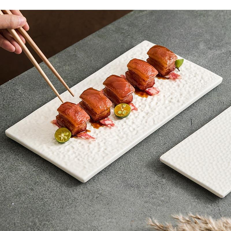 Assiette-rectangulaire-design-en-ceramique-blanche-a-texture-martelee-picture-1