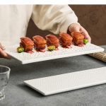 Assiette-rectangulaire-design-en-ceramique-blanche-a-texture-martelee-picture-2