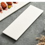 Assiette-rectangulaire-design-en-ceramique-blanche-a-texture-martelee-picture-3