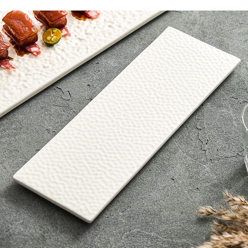 Assiette-rectangulaire-design-en-ceramique-blanche-a-texture-martelee-picture-3