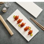 Assiette-rectangulaire-design-en-ceramique-blanche-a-texture-martelee-picture-4