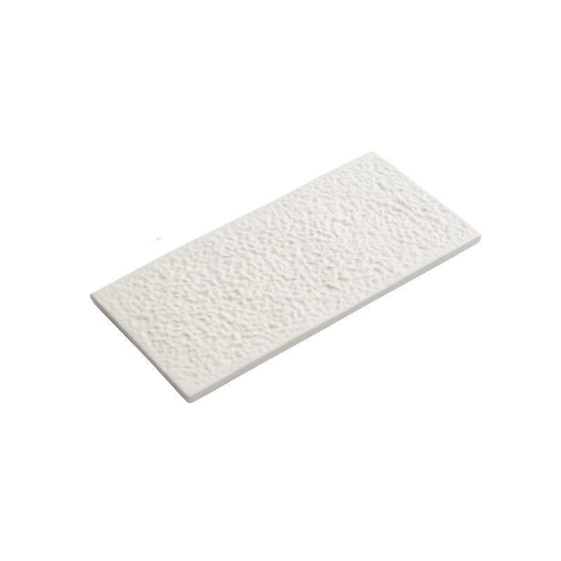 Assiette-rectangulaire-design-en-ceramique-blanche-a-texture-martelee-picture-5