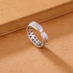 Bague Bouddha en argent ajustable avec cristal et gravure de lotus