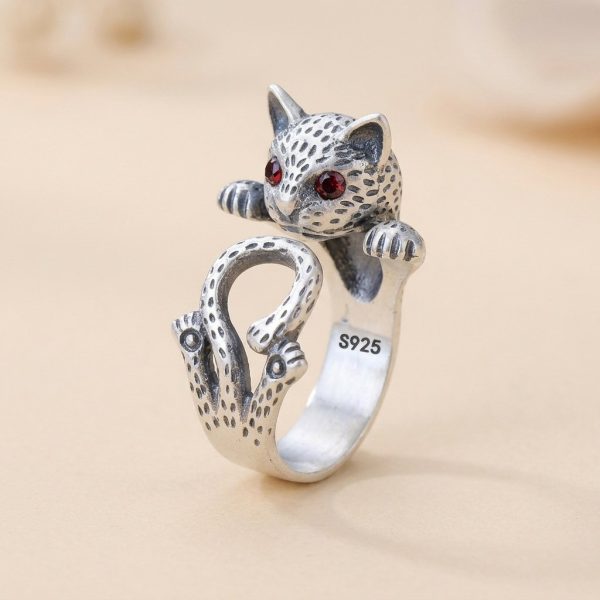 Bague argent chat grimpant en sterling 925 avec yeux en pierres rouges et motifs tachetés