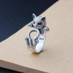 Bague argent chat grimpant en sterling 925 avec yeux en pierres rouges et motifs tachetés