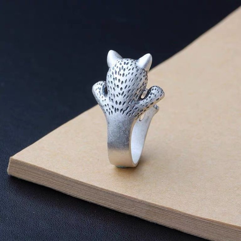 Bague argent chat grimpant en sterling 925 avec yeux en pierres rouges et motifs tachetés