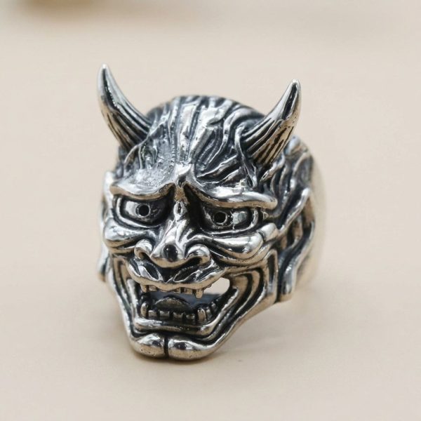Bague gothique argentée à motif de masque hannya avec cornes
