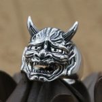 Bague gothique argentée à motif de masque hannya avec cornes