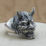 Bague gothique argentée à motif de masque hannya avec cornes