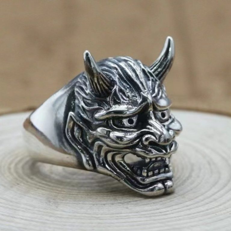 Bague gothique argentée à motif de masque hannya avec cornes
