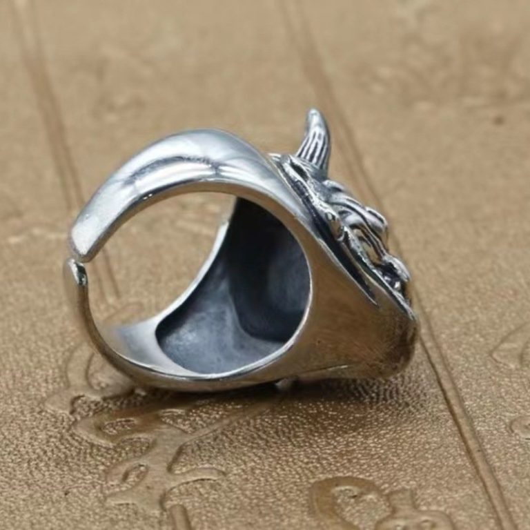 Bague gothique argentée à motif de masque hannya avec cornes