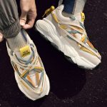 Baskets-streetwear-a-semelle-epaisse-avec-lacets-multicolores-entrecroises-et-tirette-decorative-picture-2