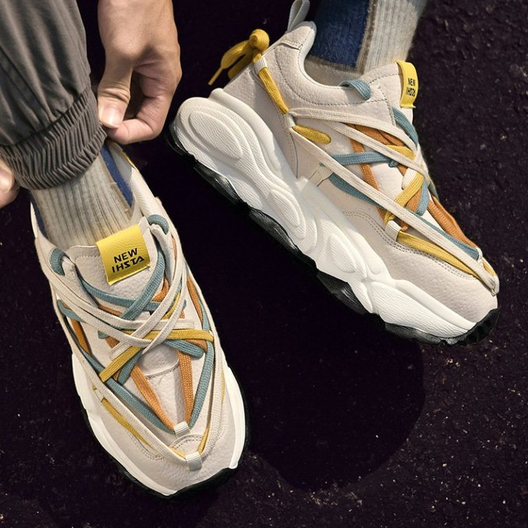 Baskets-streetwear-a-semelle-epaisse-avec-lacets-multicolores-entrecroises-et-tirette-decorative-picture-2