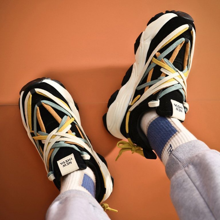 Baskets-streetwear-a-semelle-epaisse-avec-lacets-multicolores-entrecroises-et-tirette-decorative-picture-3