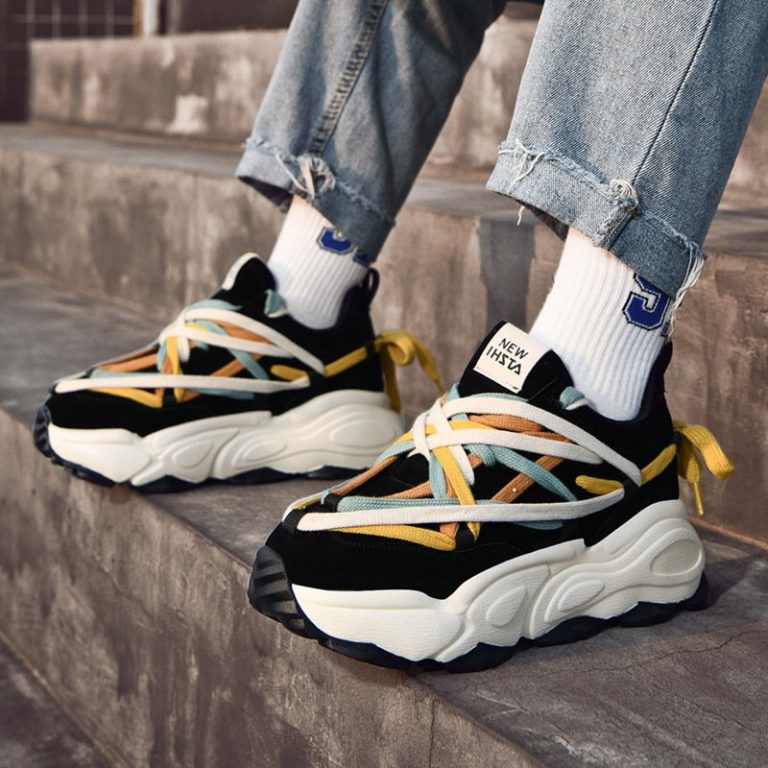 Baskets-streetwear-a-semelle-epaisse-avec-lacets-multicolores-entrecroises-et-tirette-decorative-picture-4