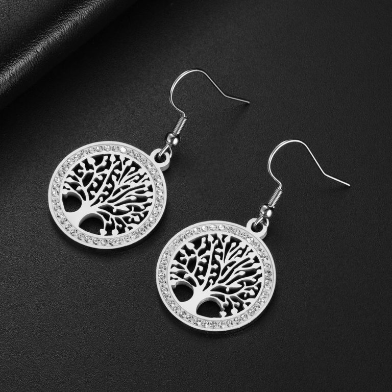Boucles acier inoxydable pendantes ornées d'un arbre de vie ajouré serti de strass