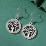 Boucles acier inoxydable pendantes ornées d'un arbre de vie ajouré serti de strass