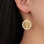 Boucles acier inoxydable pendantes ornées d'un arbre de vie ajouré serti de strass