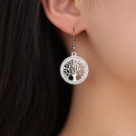 Boucles acier inoxydable pendantes ornées d'un arbre de vie ajouré serti de strass