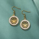 Boucles-doreilles-fleurs-de-lotus-ajourees-en-medaillon-avec-zircons-scintillant-picture-1