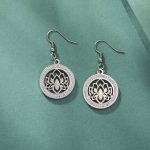 Boucles-doreilles-fleurs-de-lotus-ajourees-en-medaillon-avec-zircons-scintillant-picture-2