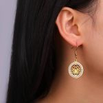 Boucles-doreilles-fleurs-de-lotus-ajourees-en-medaillon-avec-zircons-scintillant-picture-3