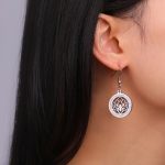 Boucles-doreilles-fleurs-de-lotus-ajourees-en-medaillon-avec-zircons-scintillant-picture-4