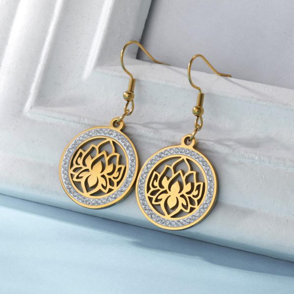 Boucles d'oreilles fleurs de lotus ajourées en médaillon avec zircons scintillants