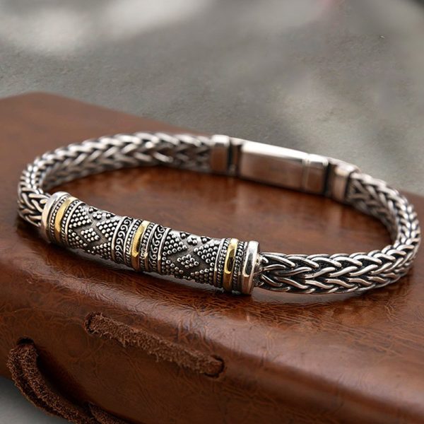 Bracelet à maille byzantine ornée d'un tube central à motifs gravés et accents dorés