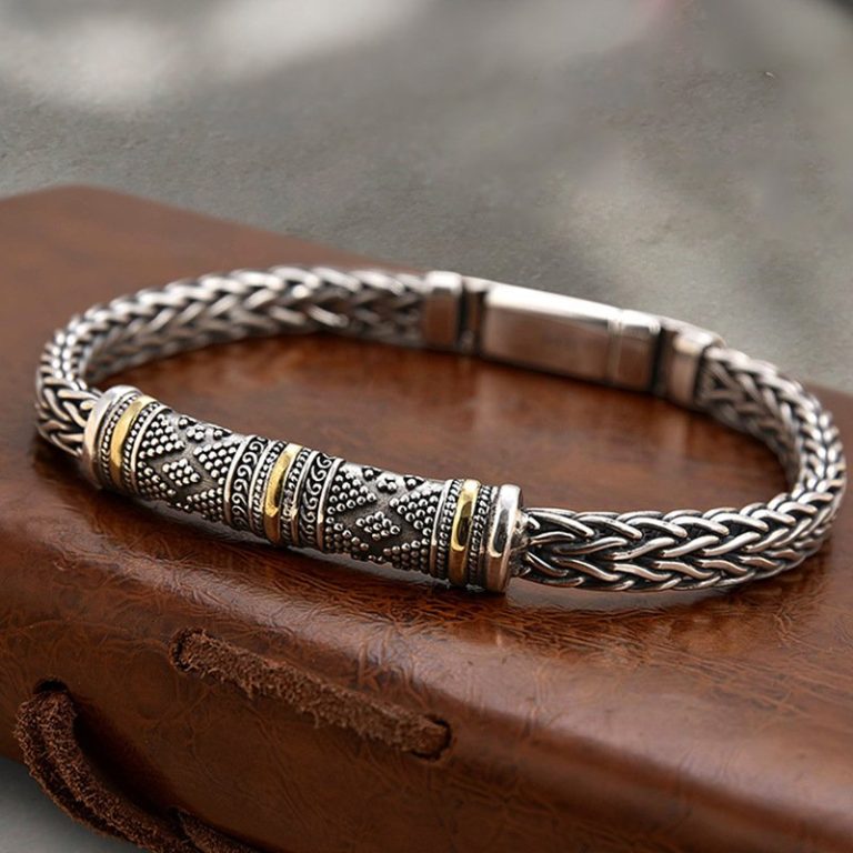 Bracelet-a-maille-byzantine-ornee-dun-tube-central-a-motifs-graves-et-accents-do-picture-1