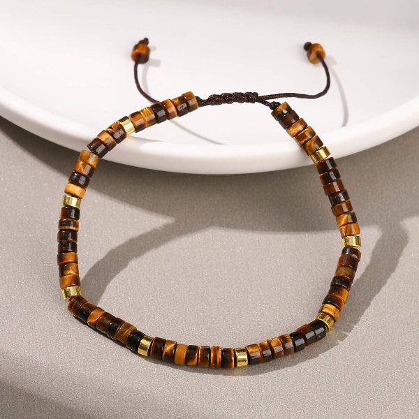 Bracelet en pierre naturelle avec perles plates et espaceurs dorés sur cordon tressé macramé